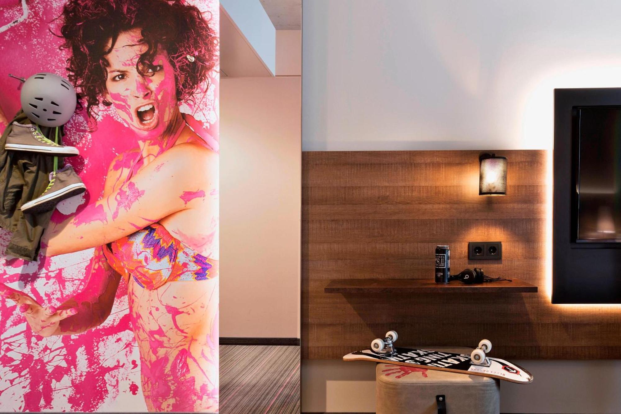 Moxy Frankfurt East Hotel 3*